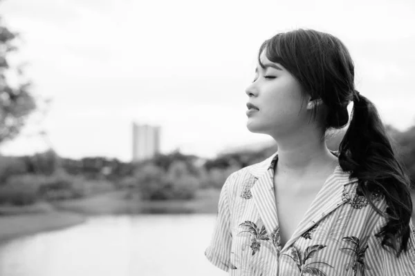 Retrato Una Joven Hermosa Turista Asiática Relajándose Parque Blanco Negro —  Fotos de Stock