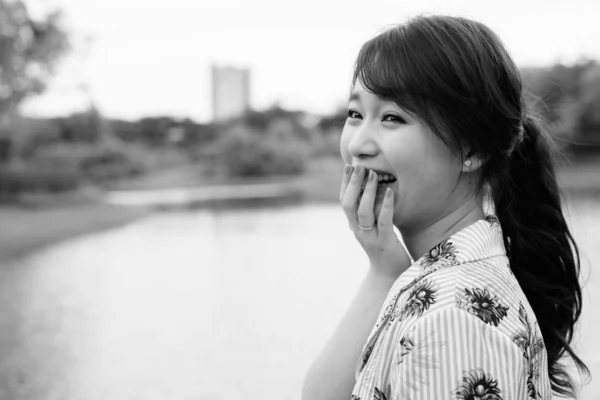 Retrato Una Joven Hermosa Turista Asiática Relajándose Parque Blanco Negro —  Fotos de Stock