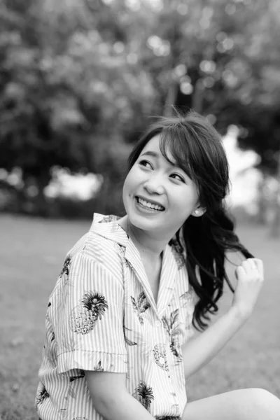 Jovem bela mulher turística asiática relaxante no parque — Fotografia de Stock