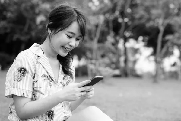 Jeune belle femme touristique asiatique se détendre au parc — Photo