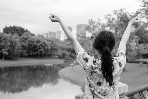 Jonge mooie Aziatische toeristische vrouw ontspannen in het park — Stockfoto