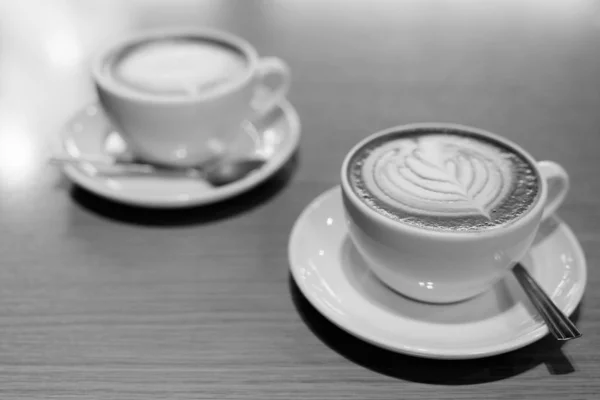 Kafe Mocha disajikan pada meja kayu dan kopi latte klasik pada latar belakang — Stok Foto