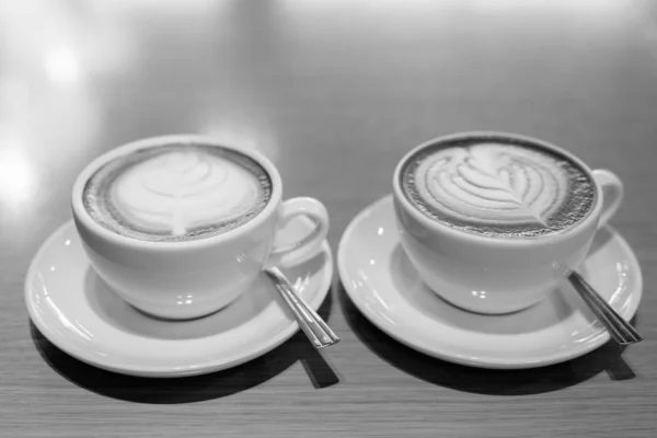 Latte Coffee And Cafe Mocha Klasik disajikan di atas meja kayu di Piala Putih — Stok Foto