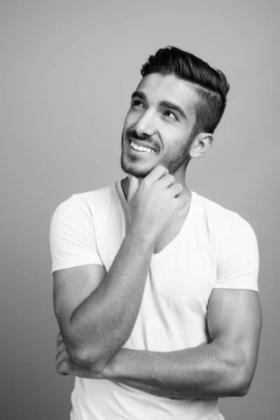 灰色の背景に対して若いハンサムなペルシャ人 — ストック写真