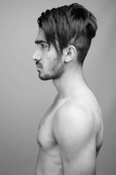 Όμορφος Περσικά νεαρός shirtless γκρι φόντο — Φωτογραφία Αρχείου