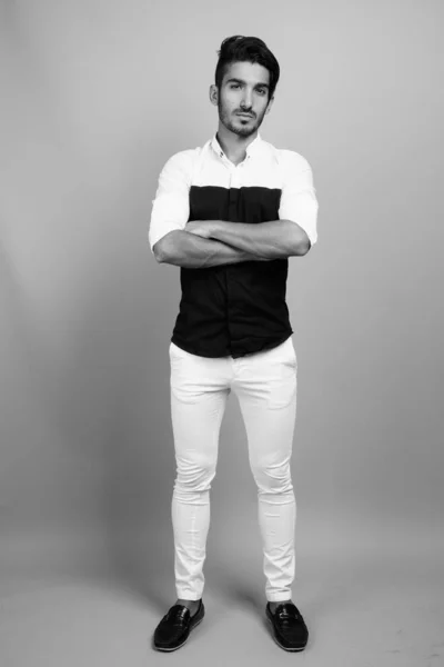 灰色の背景の若いハンサムなペルシア語ビジネスマン — ストック写真