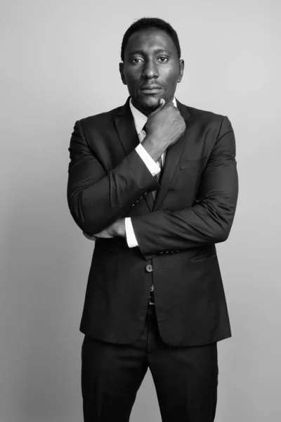 Joven hombre de negocios africano guapo sobre fondo gris —  Fotos de Stock