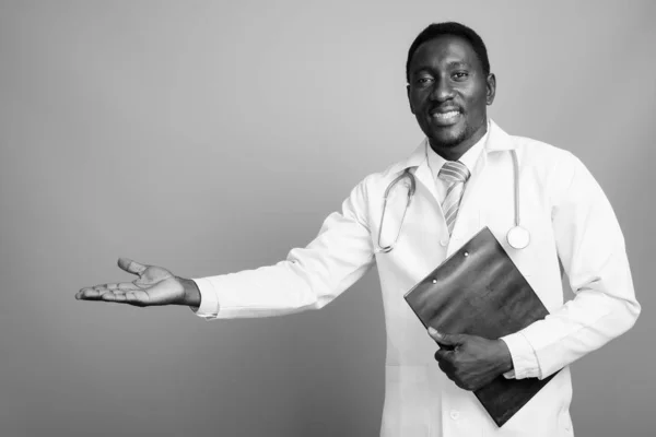 若いですハンサムなアフリカ人男性医師に対してグレー背景 — ストック写真