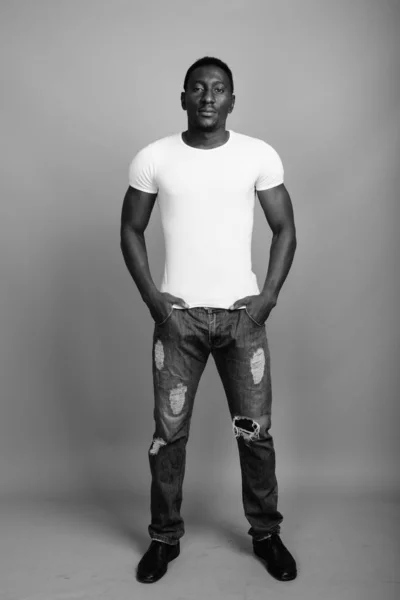 회색 배경을 반대하는 잘생긴 아프리카 청년 — 스톡 사진