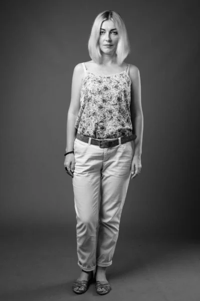 Portret van een mooie zakenvrouw met kort blond haar — Stockfoto