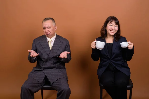 스튜디오에서는 배경에 일본인 사업가와 일본인 실업가를 촬영했다 — 스톡 사진