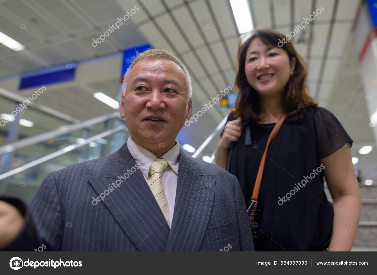 Портрет Взрослого Японского Бизнесмена Взрослой Японки.
