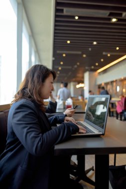 Alışveriş merkezindeki restoranın içinde çalışan olgun, güzel Japon iş kadınının portresi.