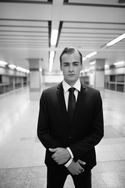 Porträt Eines Jungen Gut Aussehenden Geschäftsmannes Anzug Der Die Stadt — Stockfoto
