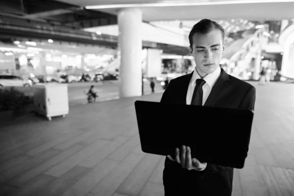 Portret Van Jonge Knappe Zakenman Pak Die Nachts Stad Bangkok — Stockfoto