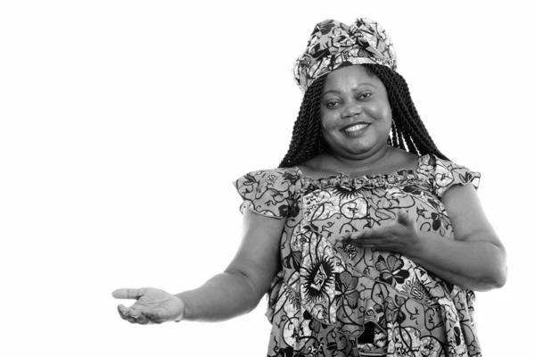 Estúdio Tiro Bela Mulher Africana Com Sobrepeso Isolado Contra Fundo — Fotografia de Stock