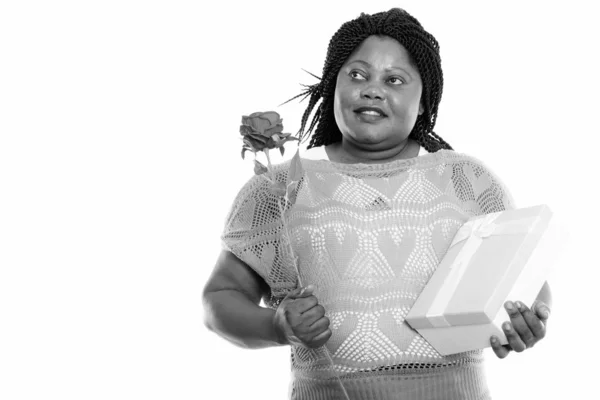 Studio Záběr Krásné Nadváhy Africké Ženy Izolované Proti Bílému Pozadí — Stock fotografie
