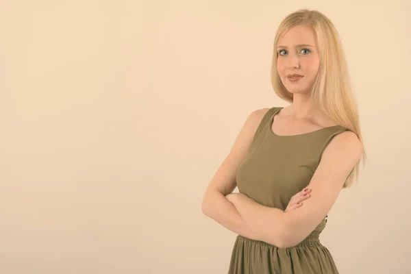 Junge schöne Frau mit blonden Haaren vor weißem Hintergrund — Stockfoto
