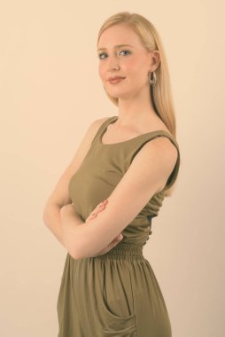 Beyaz arka planda sarı saçlı güzel bir kadın.