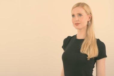 Beyaz arka planda sarı saçlı güzel bir kadın.