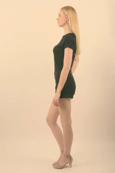 Junge schöne Frau mit blonden Haaren vor weißem Hintergrund — Stockfoto