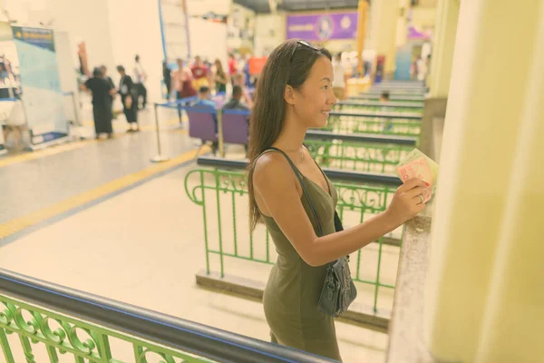 Giovane bella donna turistica che esplora la città di Bangkok — Foto Stock