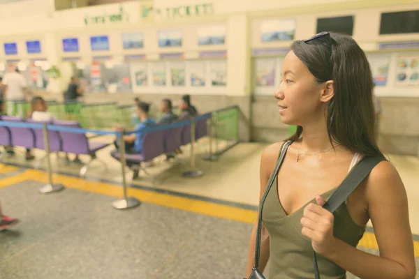 Joven hermosa turista explorando la ciudad de Bangkok —  Fotos de Stock