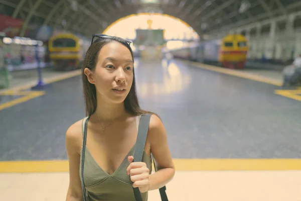 Joven hermosa turista explorando la ciudad de Bangkok —  Fotos de Stock