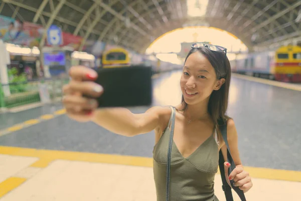 Genç ve güzel bir turist kadın şehirde telefonla konuşuyor. — Stok fotoğraf