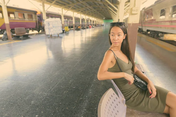 Ung vacker turist kvinna utforska staden Bangkok — Stockfoto