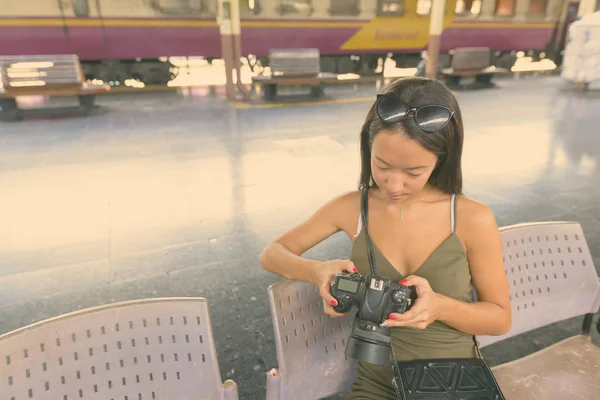 Jovem mulher turística bonita com câmera explorando a cidade — Fotografia de Stock
