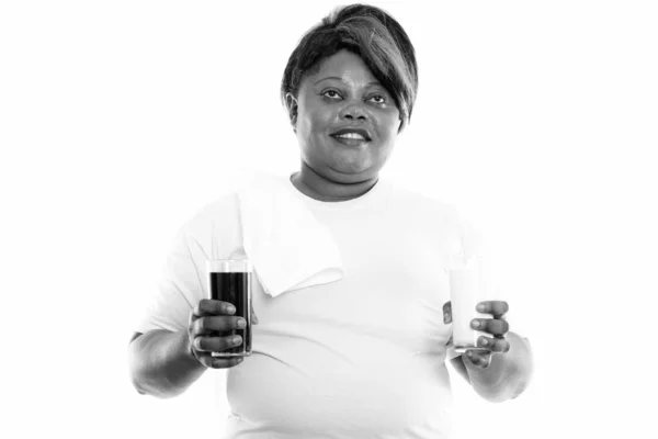 Studio Shot Van Mooie Overgewicht Afrikaanse Vrouw Geïsoleerd Tegen Witte — Stockfoto