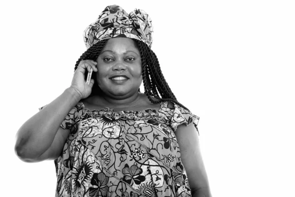 Šťastná nadváha africká žena s tradičním oblečením mluví po telefonu — Stock fotografie