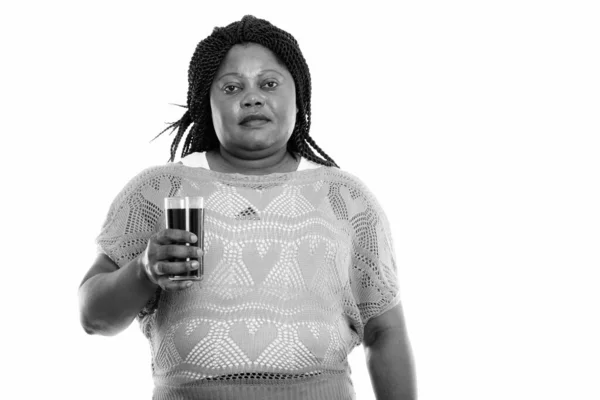 Studio záběr tlusté černošky africké ženy držící sklenici limonády — Stock fotografie