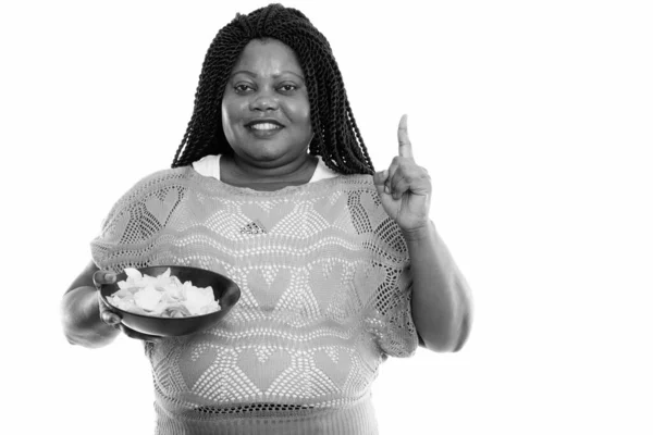 Studio záběr krásné nadváhy africké ženy s copánky — Stock fotografie