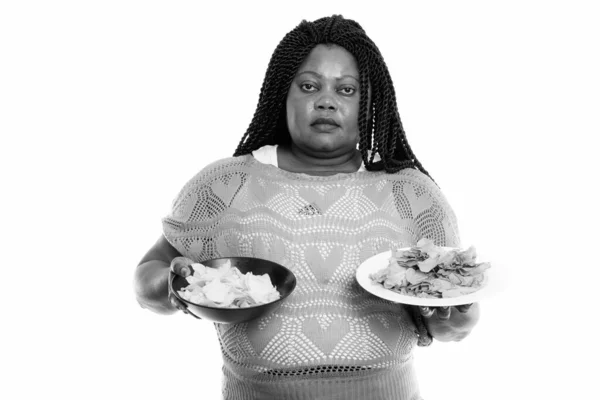 Studio záběr krásné nadváhy africké ženy s copánky — Stock fotografie