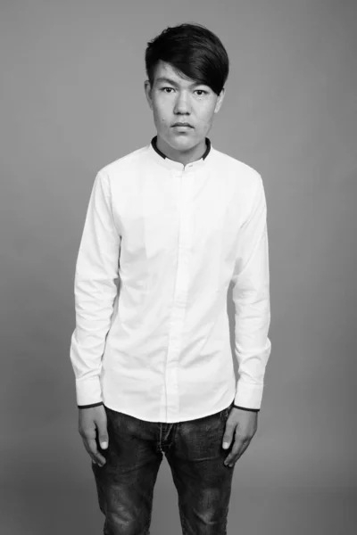 Estúdio Tiro Jovem Adolescente Asiático Contra Fundo Cinza Preto Branco — Fotografia de Stock