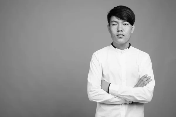 Studio Záběr Mladé Asijské Dospívající Chlapec Proti Šedé Pozadí Černé — Stock fotografie