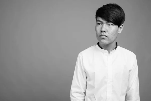 Siyah Beyaz Gri Arka Planda Asyalı Genç Bir Çocuğun Stüdyo — Stok fotoğraf