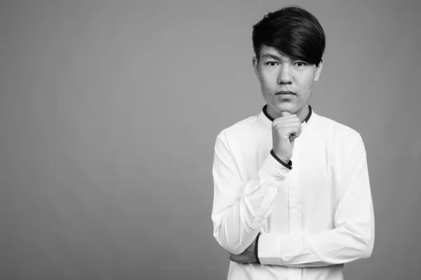 Estudio Disparo Joven Adolescente Asiático Contra Fondo Gris Blanco Negro — Foto de Stock