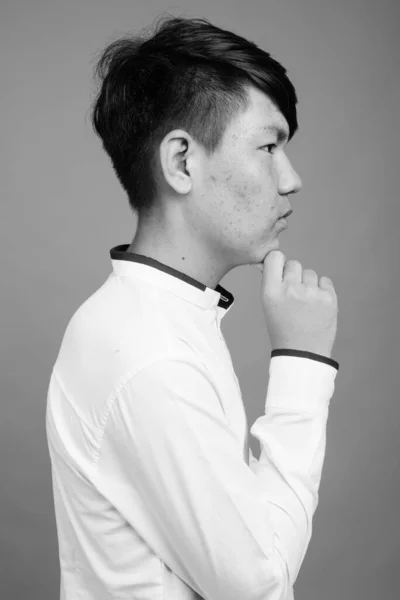 Siyah Beyaz Gri Arka Planda Asyalı Genç Bir Çocuğun Stüdyo — Stok fotoğraf