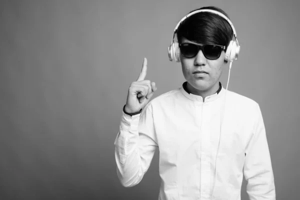 Studio Shot Van Jong Aziatisch Tiener Jongen Tegen Grijs Achtergrond — Stockfoto