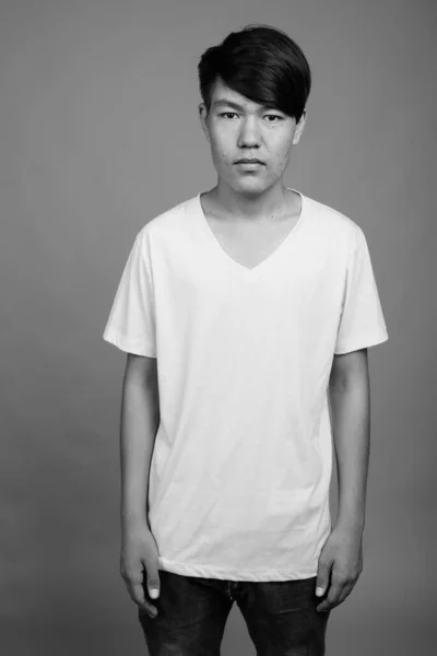 Στούντιο Πλάνο Του Νεαρού Ασιάτη Έφηβο Αγόρι Γκρι Φόντο Μαύρο — Φωτογραφία Αρχείου