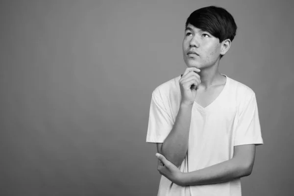 Зйомки Молодого Азіатського Підлітка Проти Сірого Фону Чорно Білому — стокове фото
