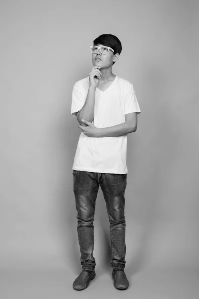 Studio Záběr Mladé Asijské Dospívající Chlapec Proti Šedé Pozadí Černé — Stock fotografie