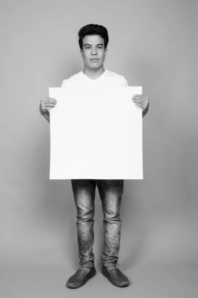 在黑白相间的灰色背景下拍摄的年轻亚洲男子的演播室照片 — 图库照片