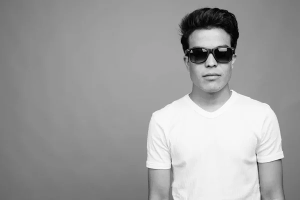 Studio Záběr Mladého Asijského Muže Proti Šedé Pozadí Černé Bílé — Stock fotografie