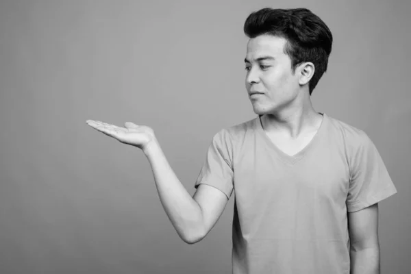 Siyah Beyaz Gri Arkaplanlı Asyalı Genç Adamın Stüdyo Çekimi — Stok fotoğraf