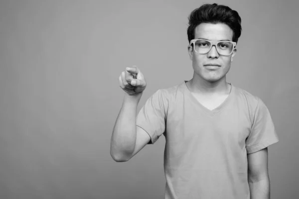 Estudio Hombre Joven Asiático Sobre Fondo Gris Blanco Negro — Foto de Stock