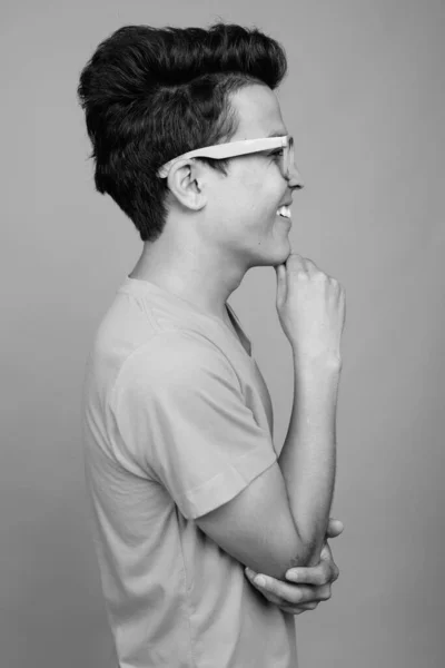 Studioaufnahme Eines Jungen Asiatischen Mannes Vor Grauem Hintergrund Schwarz Weiß — Stockfoto